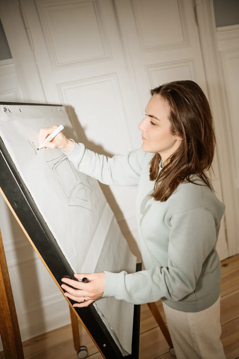 Victoria Weber skizziert eine Strategie am Flipchart